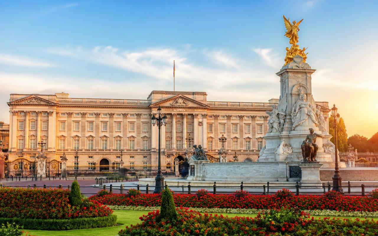 Buckingham Palace gates and the Victoria Memorial at golden hour on a Royal London private tour